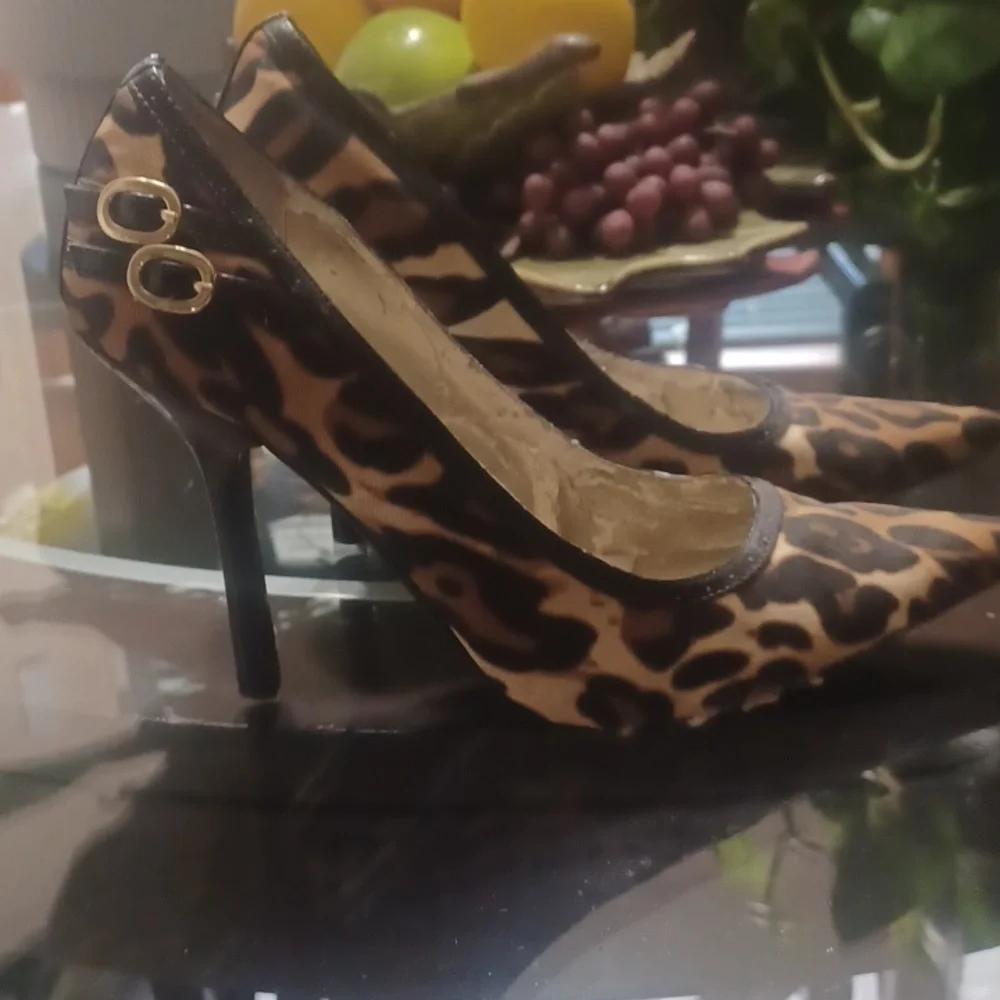 8 5 GUESS HEELS, LOTS OF LIFE LEFT!!